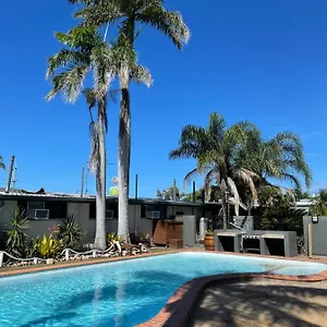 https://queens-beach-motor-hotel.queenslandhotels.net